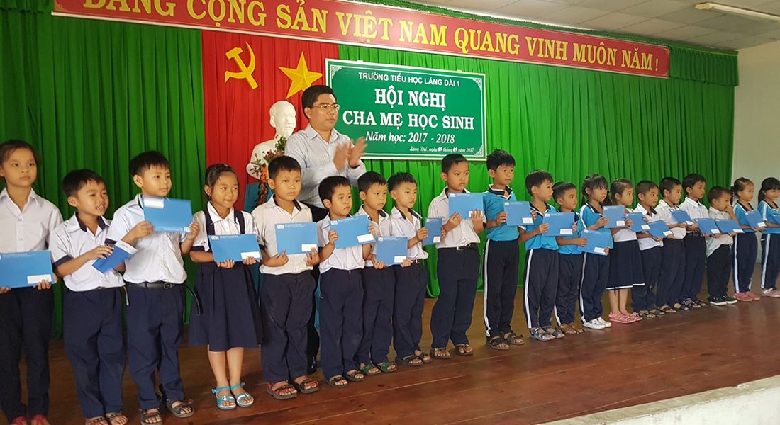 DRH tặng hoa, trao học bổng cho học sinh nghèo huyên Đất Đỏ, tỉnh Bà Rịa - Vũng Tàu